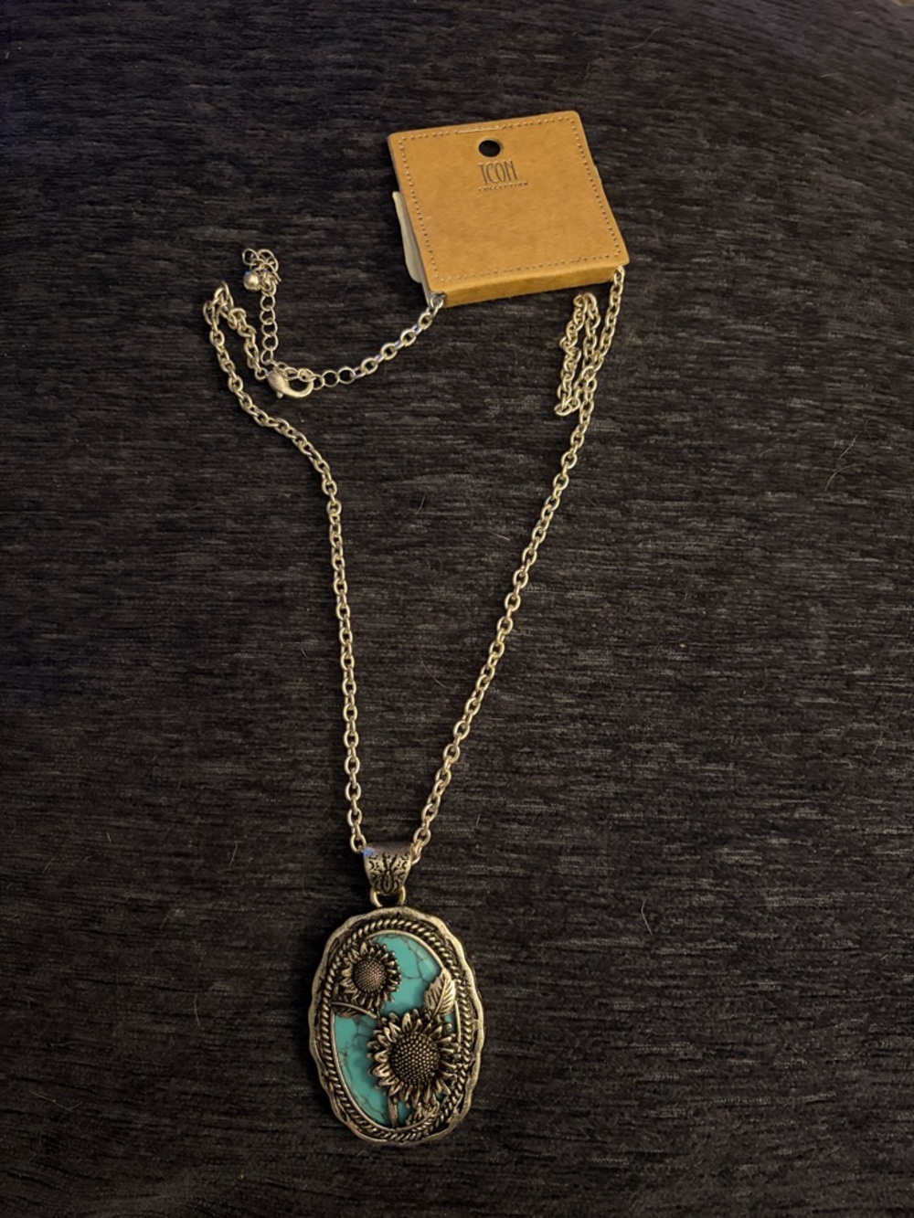 Adorable sunflower necklace. Never worn..